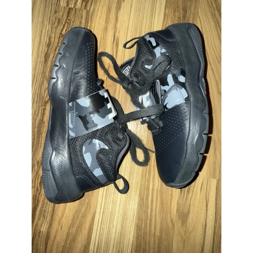 Nike‎ Team Hustle D8 Boys Sz 3.5Y Black Gray Camo Sneakers Basketball Shoes